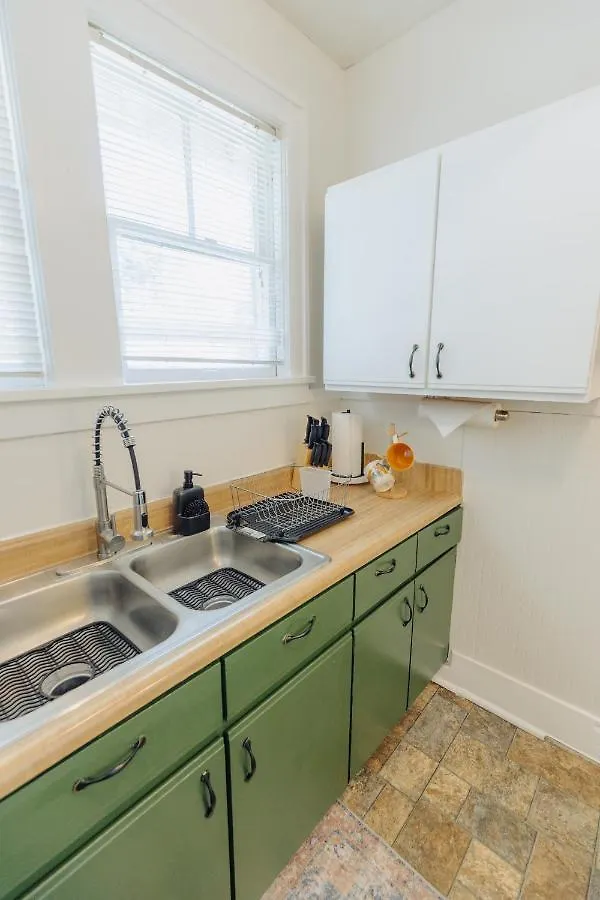 Holiday home Historic Revival King Bed Midtown Memphis 70 Fast Wifi Free Parking Yes Pets Villa