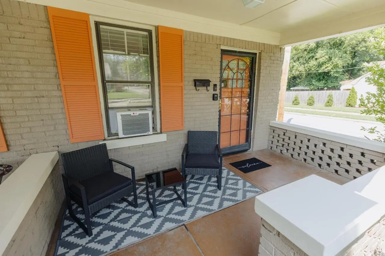 Holiday home Historic Revival King Bed Midtown Memphis 70 Fast Wifi Free Parking Yes Pets Villa
