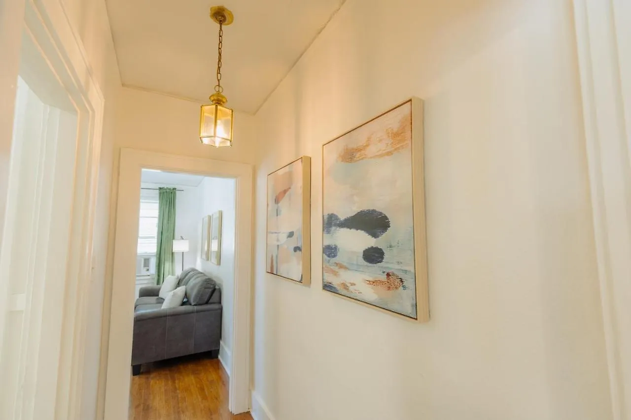 Holiday home Historic Revival King Bed Midtown Memphis 70 Fast Wifi Free Parking Yes Pets Villa