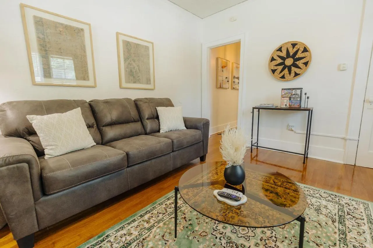 Holiday home Historic Revival King Bed Midtown Memphis 70 Fast Wifi Free Parking Yes Pets Villa