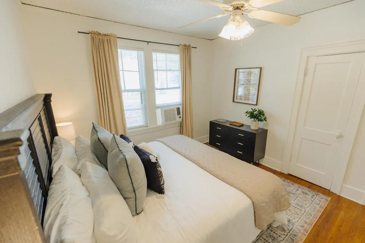 Holiday home Historic Revival King Bed Midtown Memphis 70 Fast Wifi Free Parking Yes Pets Villa United States