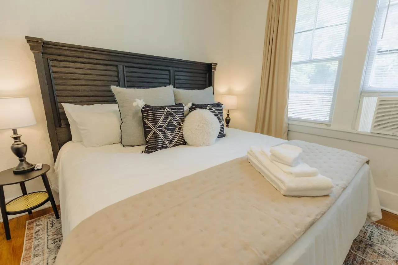 Holiday home Historic Revival King Bed Midtown Memphis 70 Fast Wifi Free Parking Yes Pets Villa United States